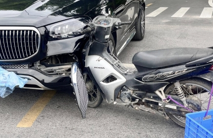 Ảnh TNGT: Bác nào mắt tinh nhìn hộ đèn pha Maybach GLS 600 còn nguyên không vậy?