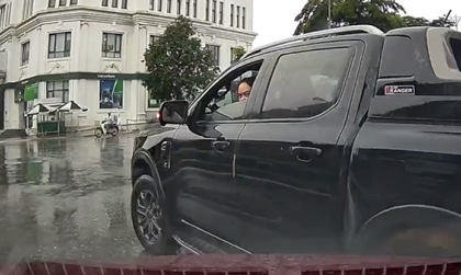 Ý thức giao thông: Tài xế Ford Ranger hạ kính 