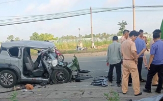 Ảnh TNGT: VinFast VF 3 đâm đuôi xe rác tốc độ cao vào lúc rạng sáng