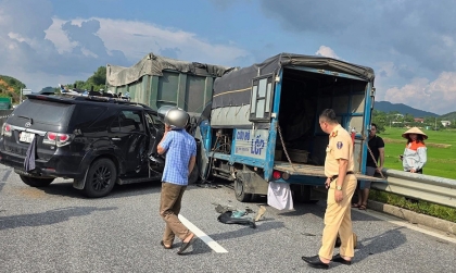 Ảnh TNGT: Toyota Fortuner đâm vào đuôi xe tải đang dừng trên cao tốc