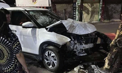 Ảnh TNGT: KIA Sonet mất lái lao lên vỉa hè đâm thẳng vào gốc cây