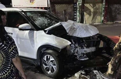 Ảnh TNGT: KIA Sonet mất lái lao lên vỉa hè đâm thẳng vào gốc cây