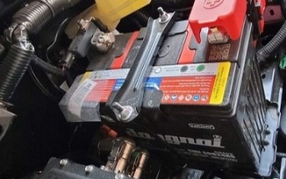 Các bạn cho hỏi xe VinFast VF 3 mới đi 3 tháng đã phải kích ắc quy là sao?