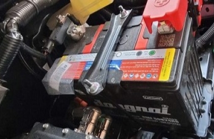 Các bạn cho hỏi xe VinFast VF 3 mới đi 3 tháng đã phải kích ắc quy là sao?