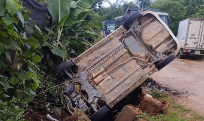 Ảnh TNGT: Hyundai Accent mất lái, lao cắm đầu xuống vệ đường