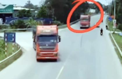 Clip TNGT: Như một bộ phim quay chậm..., tài xế công-ten-nơ như bị ma làm mà đâm vào xe trước