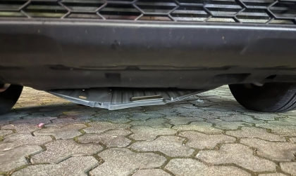 Có bác nào dùng xe Honda CR-V bị rụng vè nhựa thế này không?