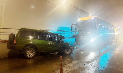 Clip TNGT: Mất lái, Mitsubishi Pajero đâm vào vách hầm đường bộ Đèo Ngang rồi đấu đầu với xe khách