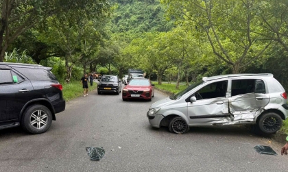 Ảnh TNGT: Toyota Fortuner đâm bẹp Hyundai Getz trong một tai nạn khó lý giải