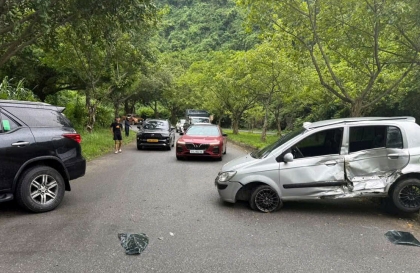 Ảnh TNGT: Toyota Fortuner đâm bẹp Hyundai Getz trong một tai nạn khó lý giải