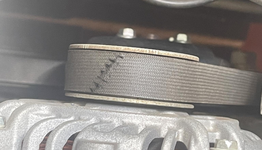 Dây curoa xe Xpander bị đứt chỉ thế này có nguy hiểm không?