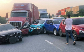 Clip: Công-ten-nơ đâm hàng loạt ô tô VinFast trên cầu vượt đường Nguyễn Văn Linh (Hà Nội)