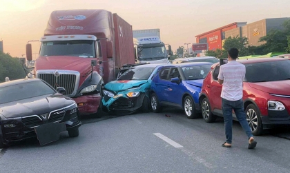 Clip: Công-ten-nơ đâm hàng loạt ô tô VinFast trên cầu vượt đường Nguyễn Văn Linh (Hà Nội)