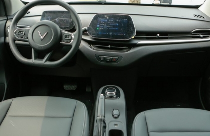 Vinfast VF5 chuyển số sang R-D vẫn đứng im phải làm sao?