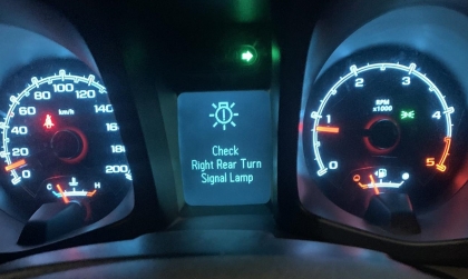 Xe Chevrolet Colorado báo lỗi đèn xi nhan thế này thì xử lý sao?