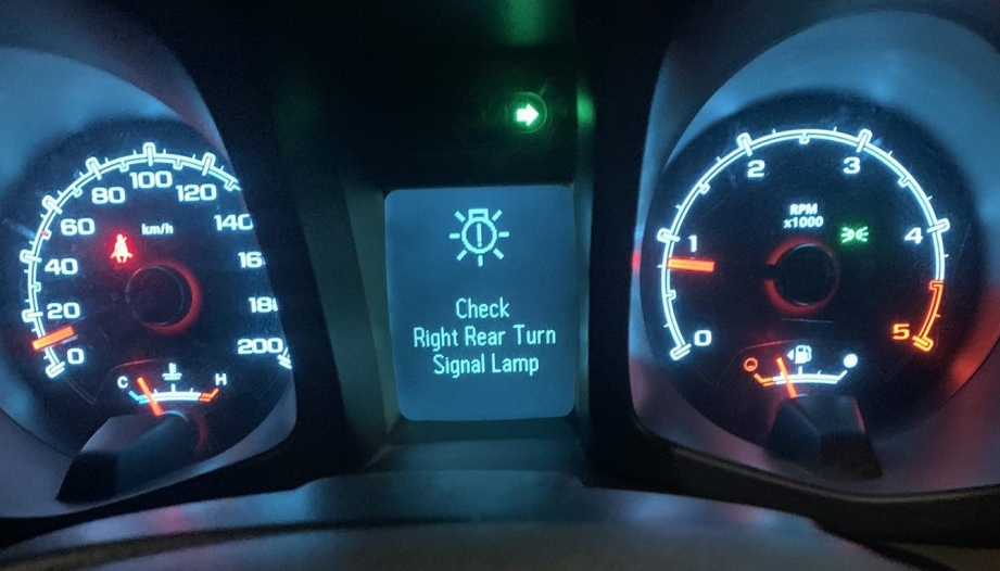 Xe Chevrolet Colorado báo lỗi đèn xi nhan thế này thì xử lý sao?