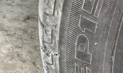 Toyota Vios đi gần 5 năm bị rách lốp thế này phải thay chưa?