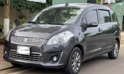 Các bác tư vấn giúp xe Ertiga bị lỗi gập gương thế này với