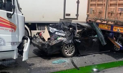 Ảnh TNGT: Toyota Camry biến dạng khi bị kẹp giữa hai công-ten-nơ