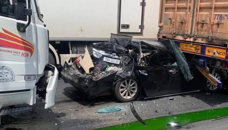 Ảnh TNGT: Toyota Camry biến dạng khi bị kẹp giữa hai công-ten-nơ