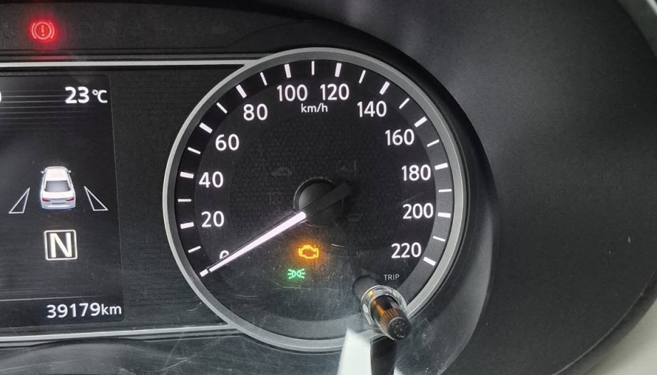 Nissan Almera báo lỗi vàng thế này là bị gì?