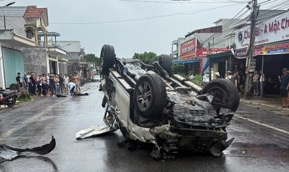 Clip TNGT: Phóng tốc độ cao, Toyota Fortuner tự lật vì đánh lái quá gấp, gây tai nạn chết người
