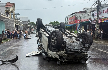 Clip TNGT: Phóng tốc độ cao, Toyota Fortuner tự lật vì đánh lái quá gấp, gây tai nạn chết người
