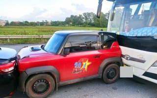 Ảnh TNGT: VinFast VF 3 bị kẹp giữa trong một tai nạn liên hoàn