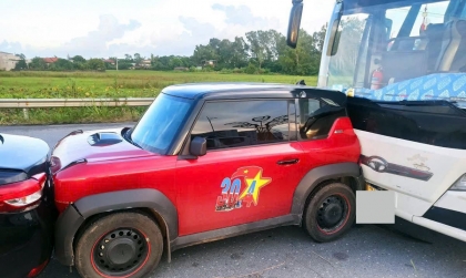 Ảnh TNGT: VinFast VF 3 bị kẹp giữa trong một tai nạn liên hoàn