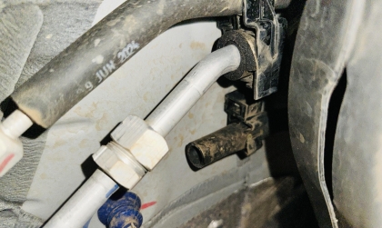 Khoang máy xe Xpander có nước chảy từ ống này là sao các bác?