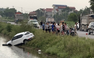 Ảnh TNGT: VinFast VF 5 văng xuống ao khi đọ độ cứng cùng Howo