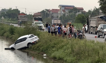 Ảnh TNGT: VinFast VF 5 văng xuống ao khi đọ độ cứng cùng Howo