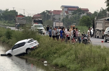Ảnh TNGT: VinFast VF 5 văng xuống ao khi đọ độ cứng cùng Howo