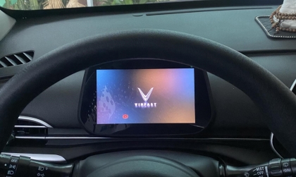 Màn hình xe Vf5 bị sao mà vẫn sáng sau khi tắt khóa thế ạ?