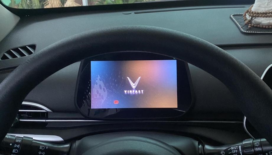 Màn hình xe Vf5 bị sao mà vẫn sáng sau khi tắt khóa thế ạ?