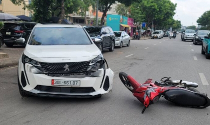 Ảnh TNGT: Peugeot 3008 bị xe máy đâm vỡ đèn pha vì nhập làn không quan sát