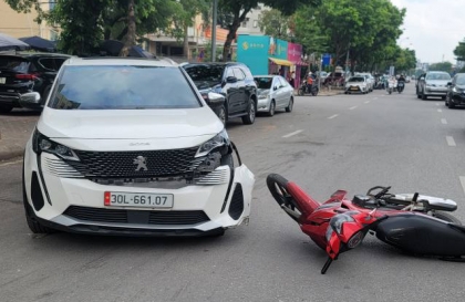 Ảnh TNGT: Peugeot 3008 bị xe máy đâm vỡ đèn pha vì nhập làn không quan sát