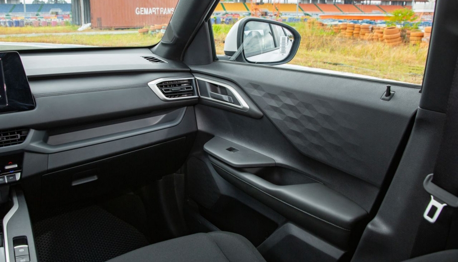 Sao xe Mitsubishi Xforce có tiếng kêu ở taplo bên phụ?