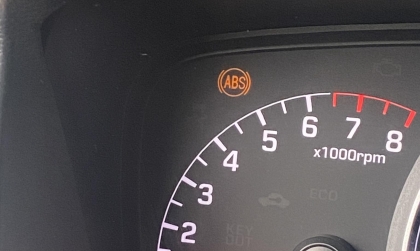 Đồng hồ xe Hyundai Grand i10 báo lỗi ABS có tự sửa được không?