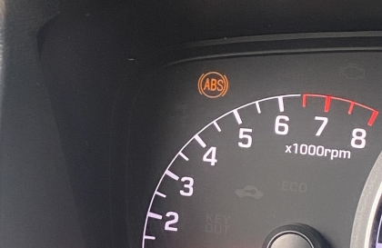 Đồng hồ xe Hyundai Grand i10 báo lỗi ABS có tự sửa được không?