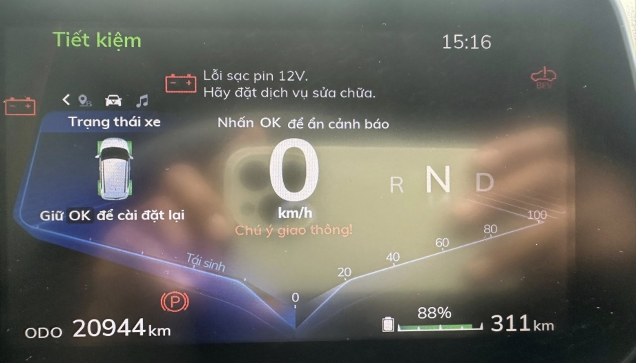 Xin tư vấn 2 lỗi này trên VinFast VF 5 với ạ