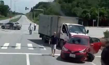 Ảnh TNGT: Qua ngã tư, xe tải đâm liên tiếp hai xe khác