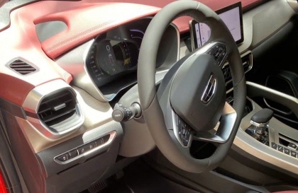 Geely Coolray có kích hoạt được đèn pha tự động không?