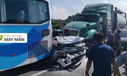 Ảnh TNGT: Ford Everest bị kẹp dính giữa xe bồn và xe khách trong tai nạn liên hoàn trên cao tốc Cao Bồ - Mai Sơn