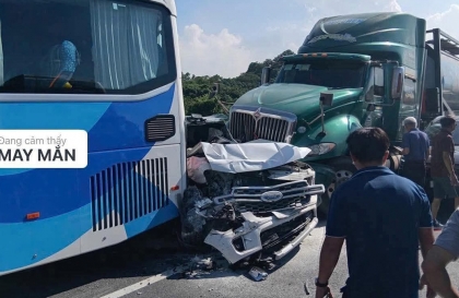 Ảnh TNGT: Ford Everest bị kẹp dính giữa xe bồn và xe khách trong tai nạn liên hoàn trên cao tốc Cao Bồ - Mai Sơn