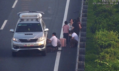 Ý thức Giao thông: Dừng xe trên cao tốc thay lốp, tài xế Toyota Fortuner nhận 