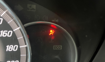 Mitsubishi Attrage báo lỗi trên đồng hồ thế này là gì?