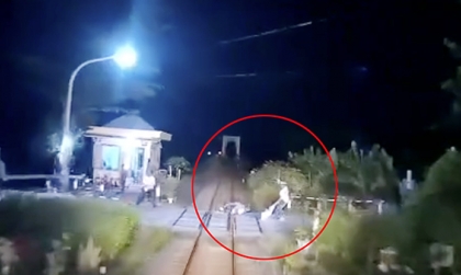 Clip TNGT: Toàn cảnh nhân viên gác chắn kịp thời kéo người đi đường khỏi đường ray khi tàu lao tới