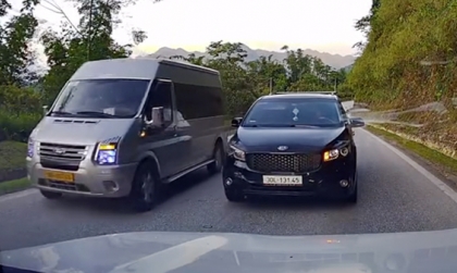 Ý thức Giao thông: Quen thói lái ẩu, tài xế KIA Sedona suýt lĩnh đủ với xe đang đổ đèo