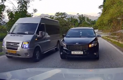 Ý thức Giao thông: Quen thói lái ẩu, tài xế KIA Sedona suýt lĩnh đủ với xe đang đổ đèo